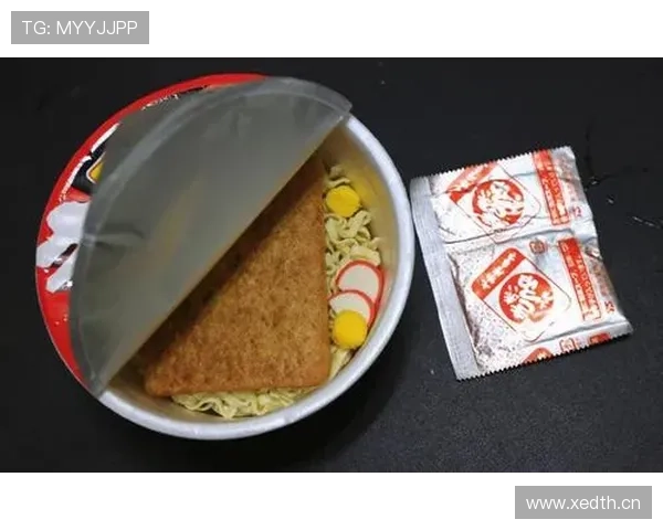 看到娜奥米·大阪拎着夜市泡面，肩头那只天价包比我房租还亮